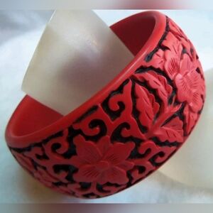 VTG Chunky Cinnabar Red Lacquer Floral Designed Carved Chinese Bracelet Bangle